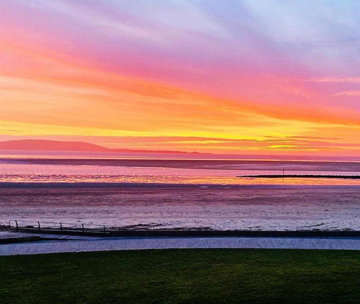 Beachfront Bliss With Spectacular Views Llanelli Exterior foto